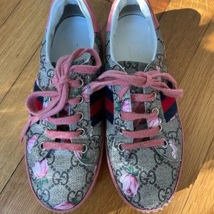 Gucci Children's GG flowers low-top. Good used condition.